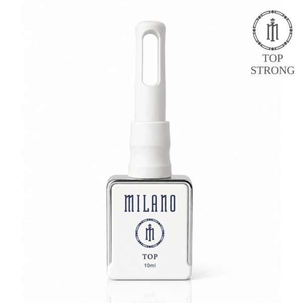 «Презентація надміцного топового покриття Milano Top Strong: квадратний білий флакон об'ємом 10 мл із хромованим сріблястим обрамленням, оснащений фірмовою видовженою білою кришкою з овальним отвором. На флаконі нанесено чорний брендинг Milano Top. Кадр виконано на чистому білому тлі, у верхньому правому куті розміщено круглий графічний логотип Top Strong»