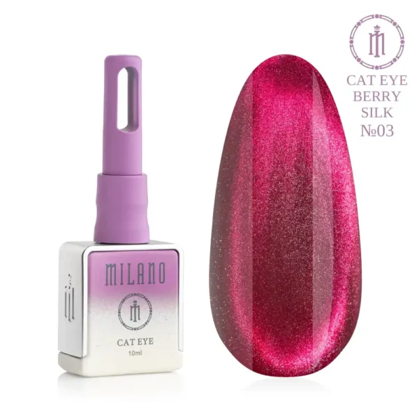 «Презентація магнітного гель-лаку Milano Cat Eye Berry Silk №03: ліворуч зображено фірмовий квадратний флакон об'ємом 10 мл у ніжно-ліловому градієнтному виконанні з написом "Cat Eye", а праворуч — великий овальний макет-тіпс, який демонструє глибокий та насичений темно-бордовий або стиглий вишневий відтінок із шовковим магнітним бліком ефекту "котяче око" на чистому білому тлі».