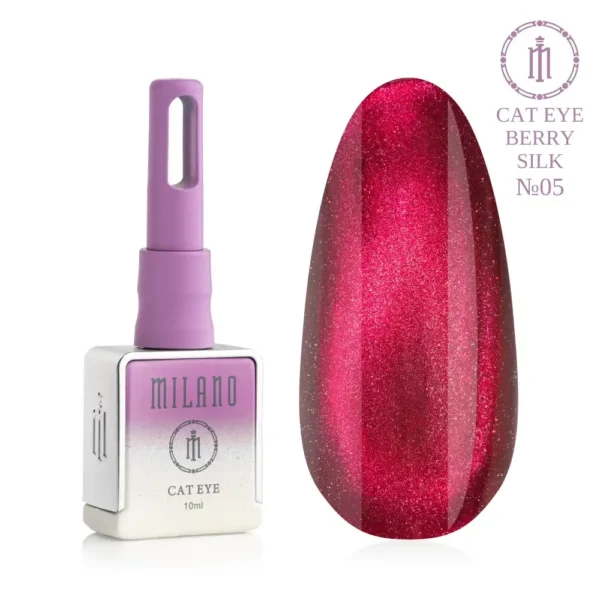 «Презентація магнітного гель-лаку Milano Cat Eye Berry Silk №05: ліворуч зображено фірмовий квадратний флакон об'ємом 10 мл у ніжно-ліловому градієнтному виконанні з написом "Cat Eye", а праворуч — великий овальний макет-тіпс, який демонструє благородний глибокий рубіново-червоний або насичений брусничний відтінок із вираженим шовковим магнітним бліком ефекту "котяче око" на чистому білому тлі».