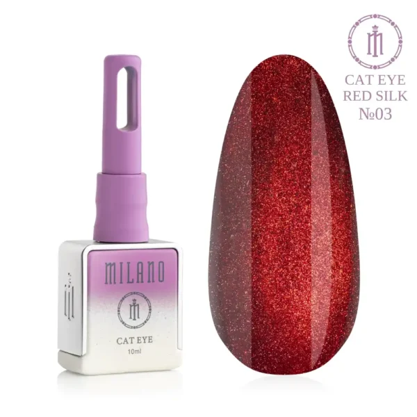 «Презентація магнітного гель-лаку Milano Cat Eye Red Silk №03: ліворуч зображено фірмовий квадратний флакон об'ємом 10 мл у ніжно-ліловому градієнтному виконанні з написом "Base", а праворуч — великий овальний макет-тіпс, який демонструє насичений теракотово-червоний або теплий цегляно-бордовий відтінок із м'яким шовковистим магнітним бліком ефекту "котяче око" на чистому білому тлі»