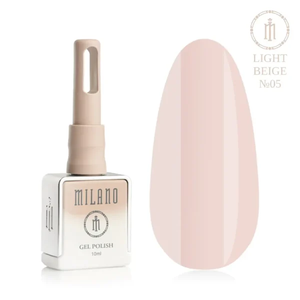 «Презентація гель-лаку Milano Gel Polish Light Beige Premium №05: ліворуч зображено фірмовий квадратний флакон об'ємом 10 мл у ніжно-ліловому градієнтному виконанні з круглим логотипом, а праворуч — великий овальний макет-тіпс, який демонструє м'який світло-пісочний або теплий пастельно-нюдовий відтінок покриття, на чистому білому тлі»