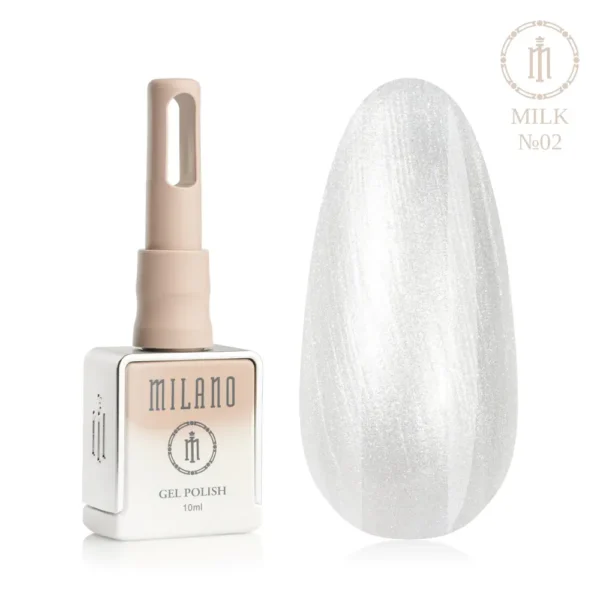 «Презентація гель-лаку Milano Gel Polish Milk Premium №02: ліворуч зображено фірмовий квадратний флакон об'ємом 10 мл у ніжно-ліловому градієнтному виконанні з круглим логотипом, а праворуч — великий овальний макет-тіпс, який демонструє ніжний молочний відтінок із витонченим теплим кремовим підтоном, на чистому білому тлі»