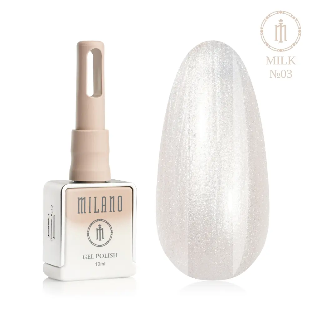 «Презентація гель-лаку Milano Gel Polish Milk Premium №03: ліворуч зображено фірмовий квадратний флакон об'ємом 10 мл у ніжно-ліловому градієнтному виконанні з круглим логотипом, а праворуч — великий овальний макет-тіпс, який демонструє вишуканий пастельний молочно-рожевий відтінок або колір повітряного зефіру, на чистому білому тлі»