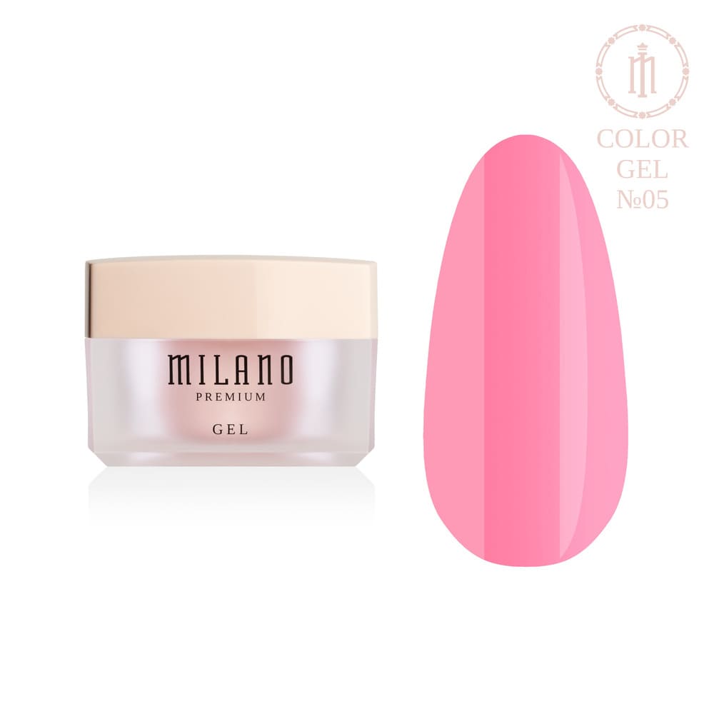 «Презентація кольорового моделюючого гелю Milano Builder Gel Color Premium №05: ліворуч зображено фірмову круглу білу баночку зі срібним брендингом, а праворуч — великий круглий макет-тіпс, який демонструє витончений світло-бежевий або карамельно-нюдовий камуфлюючий відтінок із красивим глянцевим фінішем, на чистому білому тлі»