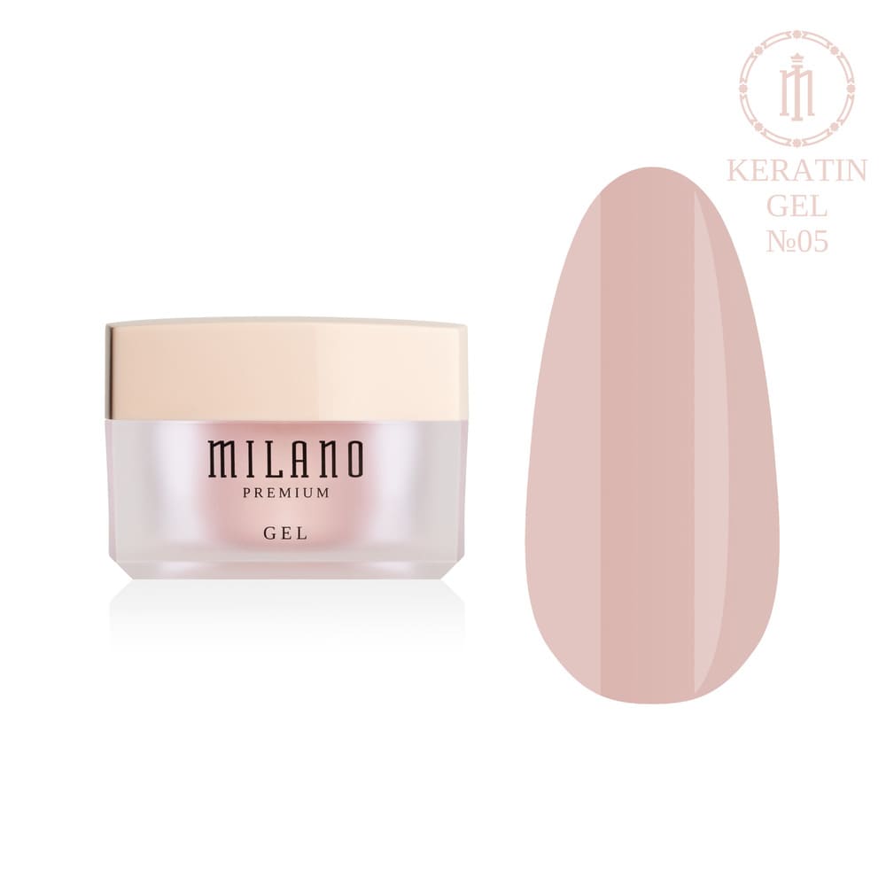 «Презентація зміцнювального моделювального гелю з кератином Milano Builder Gel Keratin Premium №05: ліворуч зображено фірмову круглу білу баночку зі срібним брендингом, а праворуч — великий круглий макет-тіпс, який демонструє шляхетний світло-бежевий або карамельно-нюдовий камуфлювальний відтінок із красивим щільним пігментом, на чистому білому тлі»