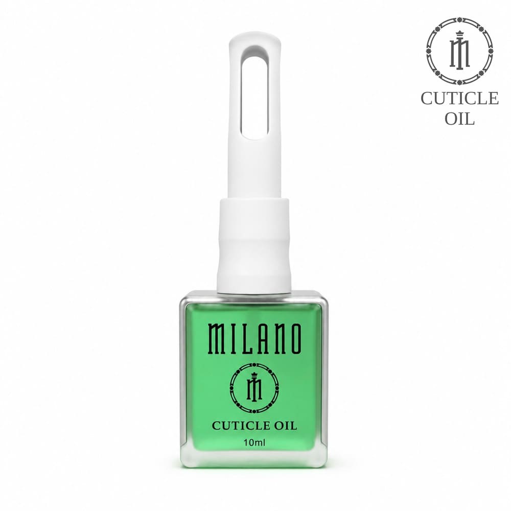 «Презентація олії для кутикули Milano Cuticle Oil Green Apple: квадратний прозорий скляний флакон об'ємом 10 мл із напівпрозорою рідиною яскраво-зеленого кольору, оснащений фірмовою видовженою білою кришкою з прямокутним отвором. На флаконі нанесено чорний брендинг Milano. Кадр виконано на чистому білому тлі, у верхньому правому куті розміщено круглий графічний логотип Cuticle Oil»