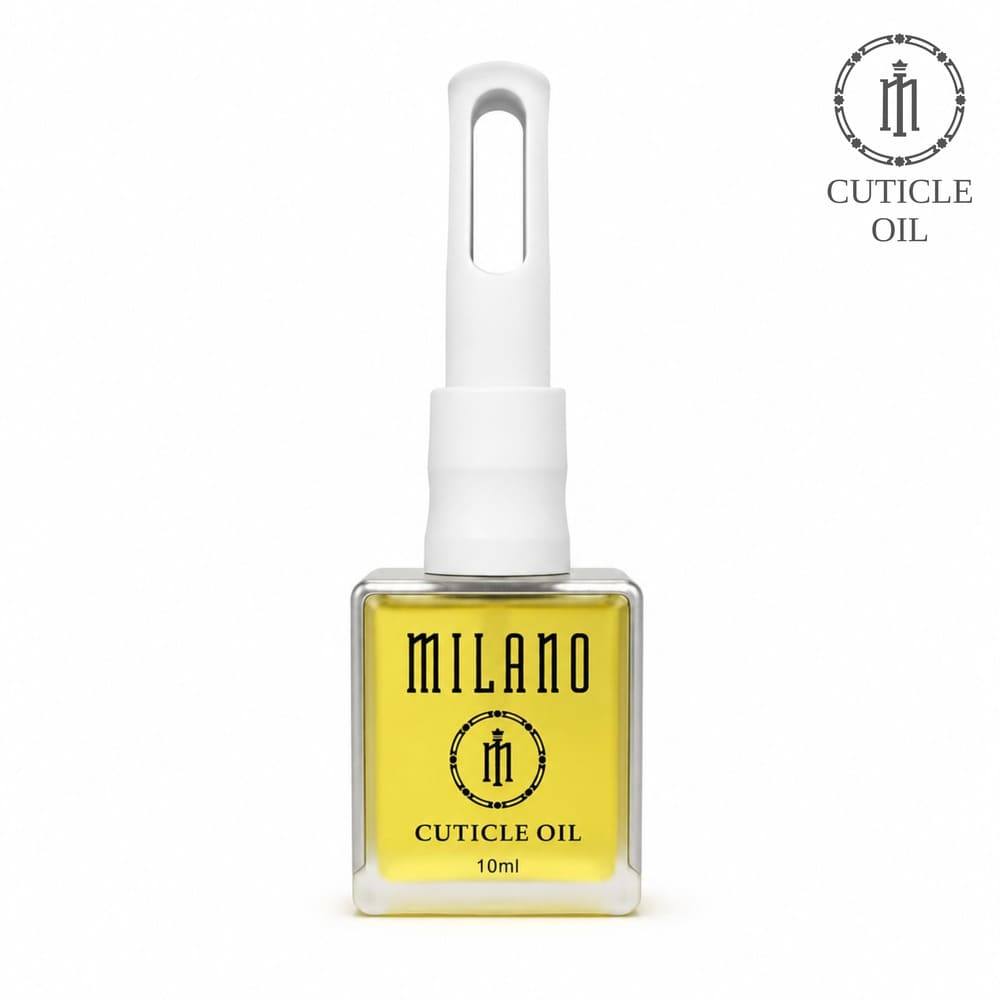 «Презентація олії для кутикули Milano Cuticle Oil Lemon: квадратний прозорий скляний флакон об'ємом 10 мл із напівпрозорою рідиною яскраво-жовтого кольору, оснащений фірмовою видовженою білою кришкою з прямокутним отвором. На флаконі нанесено чорний брендинг Milano. Кадр виконано на чистому білому тлі, у верхньому правому куті розміщено круглий графічний логотип Cuticle Oil»