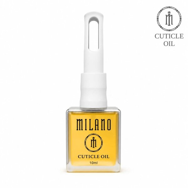 «Презентація олії для кутикули Milano Cuticle Oil Orange: квадратний прозорий скляний флакон об'ємом 10 мл із напівпрозорою рідиною насиченого жовто-помаранчевого кольору, оснащений фірмовою видовженою білою кришкою з прямокутним отвором. На флаконі нанесено чорний брендинг Milano. Кадр виконано на чистому білому тлі, у верхньому правому куті розміщено круглий графічний логотип Cuticle Oil»