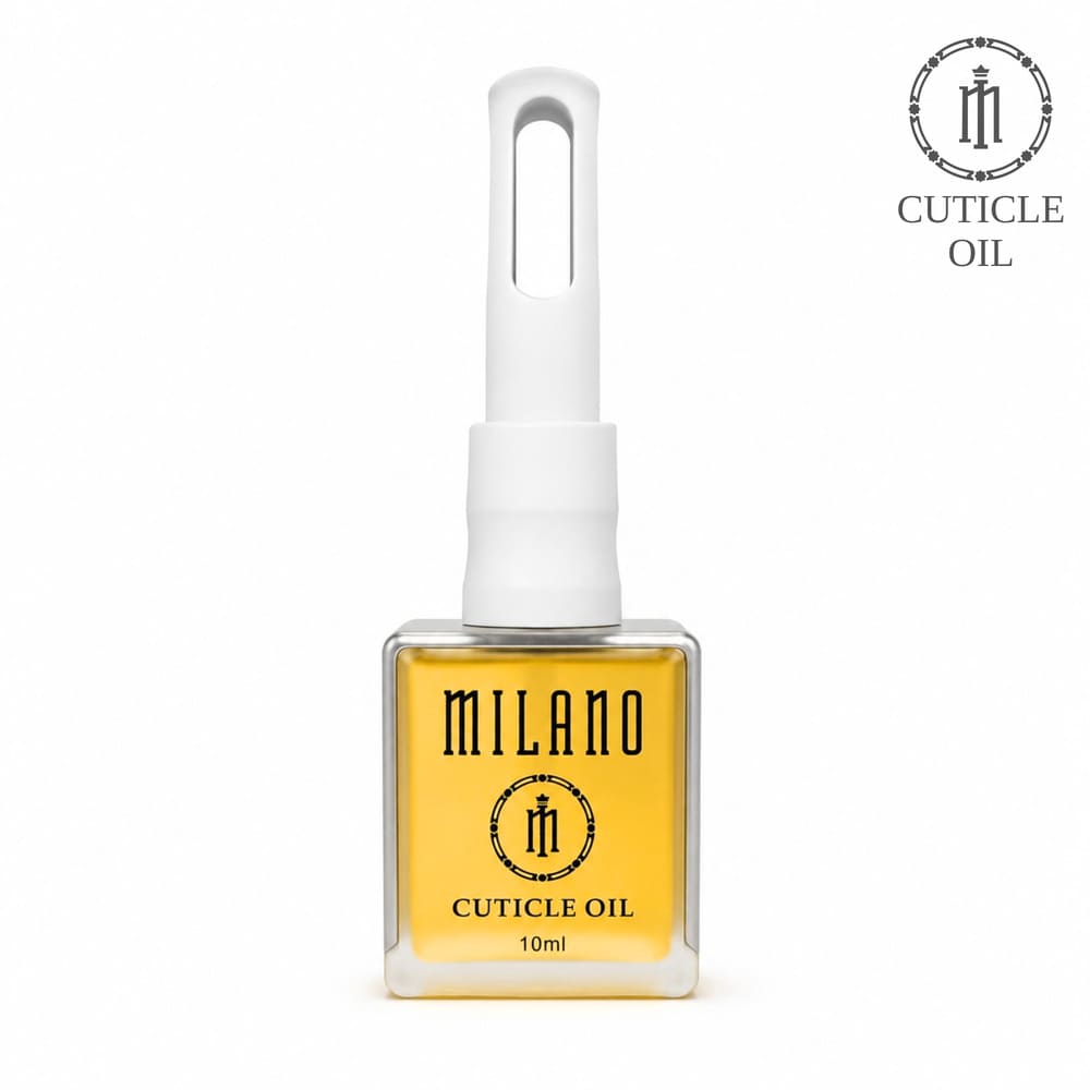 «Презентація олії для кутикули Milano Cuticle Oil Orange: квадратний прозорий скляний флакон об'ємом 10 мл із напівпрозорою рідиною насиченого жовто-помаранчевого кольору, оснащений фірмовою видовженою білою кришкою з прямокутним отвором. На флаконі нанесено чорний брендинг Milano. Кадр виконано на чистому білому тлі, у верхньому правому куті розміщено круглий графічний логотип Cuticle Oil»