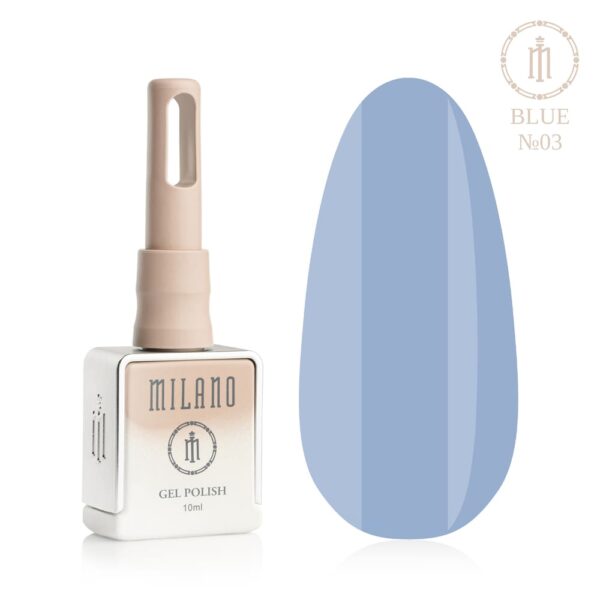 «Презентація гель-лаку Milano Gel Polish Blue Premium №03: ліворуч зображено фірмовий квадратний флакон об'ємом 10 мл у ніжно-нюдовому градієнтному виконанні з круглим логотипом, а праворуч — великий овальний макет-тіпс, який демонструє насичений середньо-синій, глибокий сапфіровий або свіжий волошковий відтінок покриття, на чистому білому тлі»