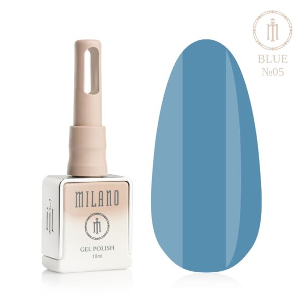 «Презентація гель-лаку Milano Gel Polish Blue Premium №05: ліворуч зображено фірмовий квадратний флакон об'ємом 10 мл у ніжно-нюдовому градієнтному виконанні з круглим логотипом, а праворуч — великий овальний макет-тіпс, який демонструє ніжний пастельно-блакитний, чистий небесний або повітряний світло-блакитний відтінок, на чистому білому тлі»