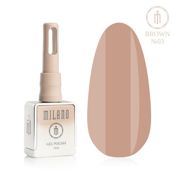 «Презентація гель-лаку Milano Gel Polish Brown Premium №03: ліворуч зображено фірмовий квадратний флакон об'ємом 10 мл у ніжно-нюдовому градієнтному виконанні з круглим логотипом, а праворуч — великий овальний макет-тіпс, який демонструє ніжний пастельний нюдово-коричневий, витончений колір кави з молоком або світлий відтінок затишного лате, на чистому білому тлі»
