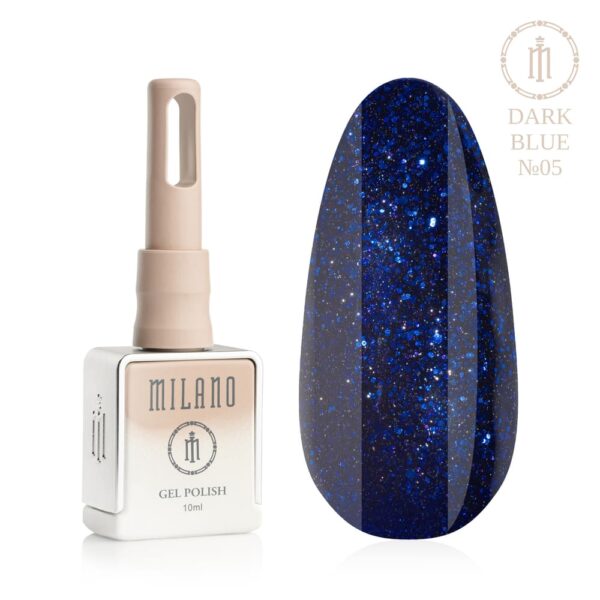 «Презентація гель-лаку Milano Gel Polish Dark Blue Premium №05: ліворуч зображено фірмовий квадратний флакон об'ємом 10 мл у ніжно-нюдовому градієнтному виконанні з круглим логотипом, а праворуч — великий овальний макет-тіпс, який демонструє розкішний темно-синій відтінок з густим космічним шимером, що яскраво мерехтить різнокольоровими блискітками, на чистому білому тлі»