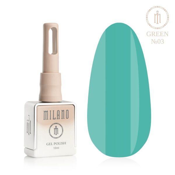 «Презентація гель-лаку Milano Gel Polish Green Premium №03: ліворуч зображено фірмовий квадратний флакон об'ємом 10 мл у ніжно-нюдовому градієнтному виконанні з круглим логотипом, а праворуч — великий овальний макет-тіпс, який демонструє глибокий смарагдовий, благородний темно-зелений або розкішний малахітовий відтінок, на чистому білому тлі»