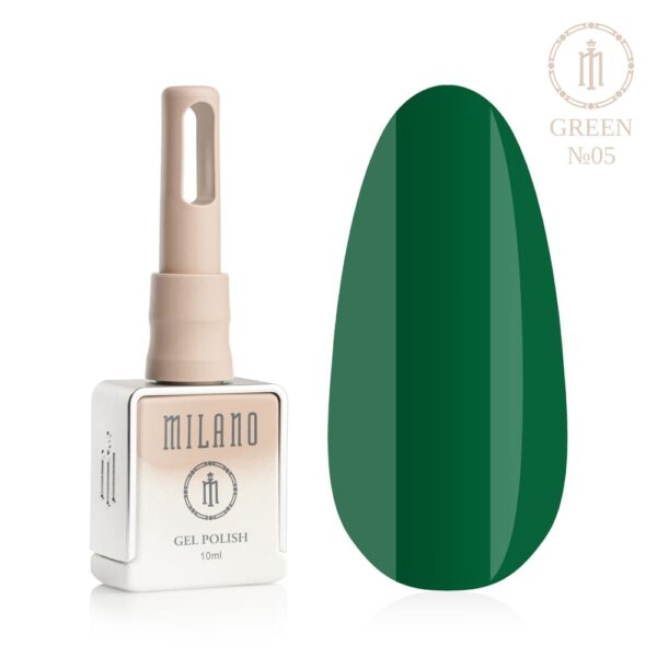 «Презентація гель-лаку Milano Gel Polish Green Premium №05: ліворуч зображено фірмовий квадратний флакон об'ємом 10 мл у ніжно-нюдовому градієнтному виконанні з круглим логотипом, а праворуч — великий овальний макет-тіпс, який демонструє глибокий хвойний, насичений темно-зелений або шляхетний лісовий відтінок покриття з прохолодним підтоном, на чистому білому тлі»