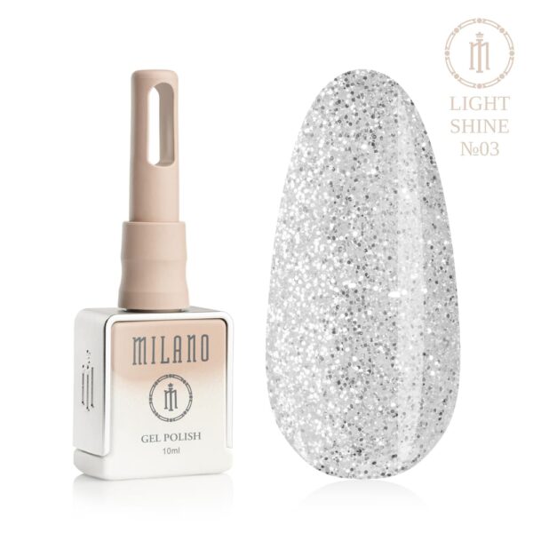 «Презентація гель-лаку Milano Gel Polish Light Shine Premium №03: ліворуч зображено фірмовий квадратний флакон об'ємом 10 мл у ніжно-нюдовому градієнтному виконанні з круглим логотипом, а праворуч — великий овальний макет-тіпс, який демонструє чистий сніжно-срібний глітер, суперсяючий діамантовий блиск або класичний диско-сріблястий відтінок із щільними дрібними блискітками, на чистому білому тлі»