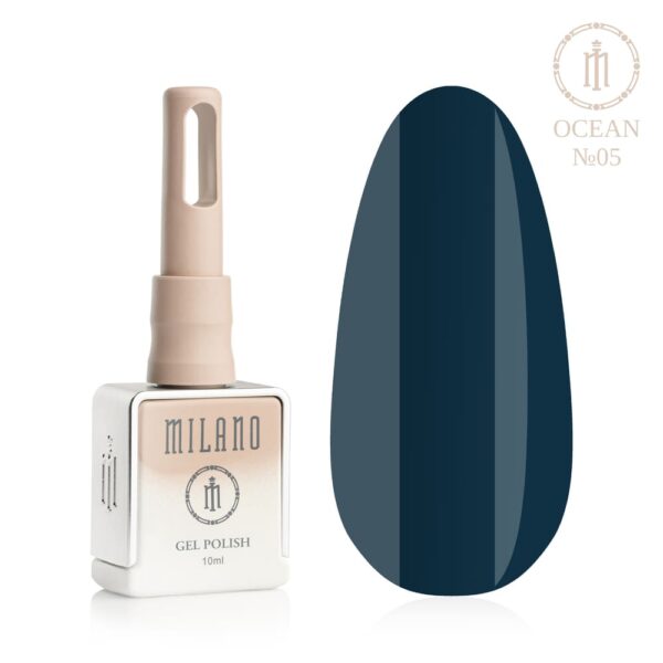 «Презентація гель-лаку Milano Gel Polish Ocean Premium №05: ліворуч зображено фірмовий квадратний флакон об'ємом 10 мл у ніжно-нюдовому градієнтному виконанні з круглим логотипом, а праворуч — великий овальний макет-тіпс, який демонструє глибокий штормовий синій, насичений темно-морський або магнетичний мариністичний відтінок з благородним холодним підтоном, на чистому білому тлі»